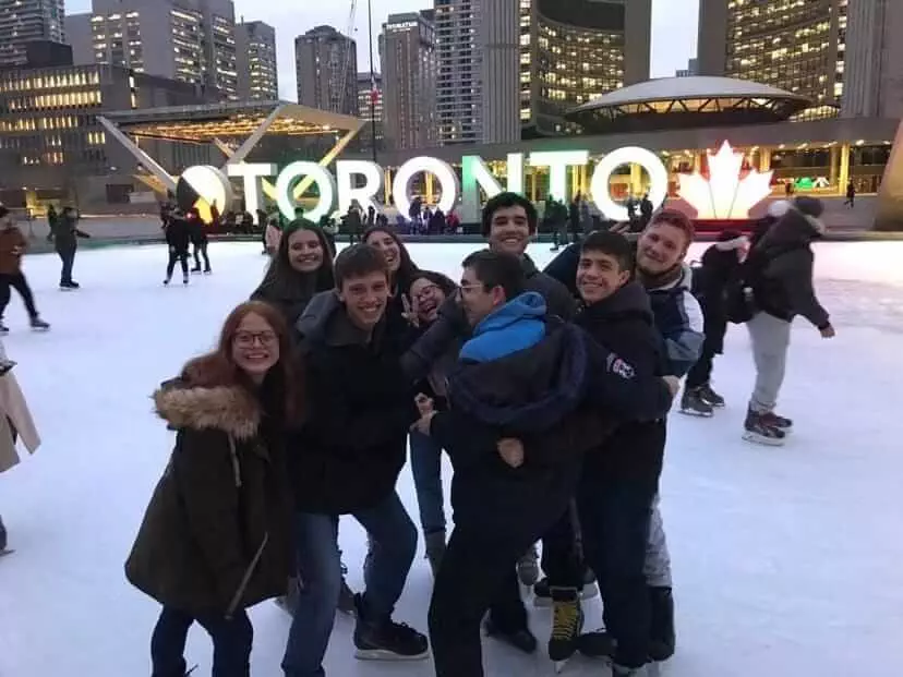 Manuela e seus amigos no Férias Teen Toronto